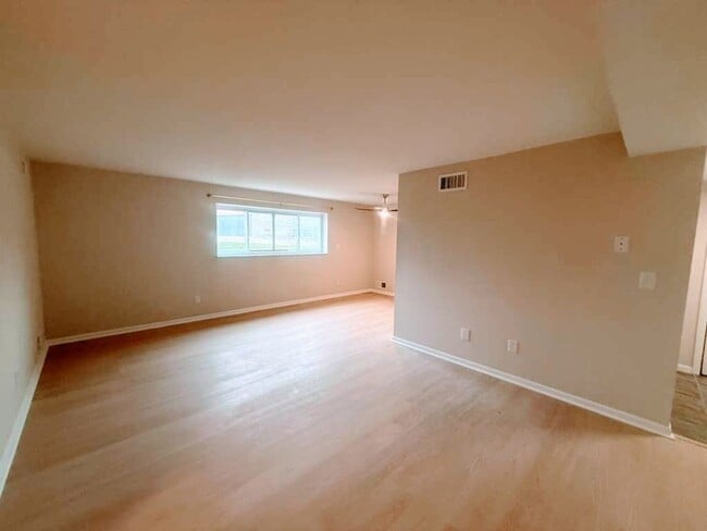 Building Photo - Updated Rocky River Condo – 1 Bed, 1 Bath in Prime Location Near Shopping & Lake Erie
