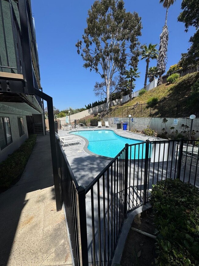 Building Photo - Spacious 1 bedroom condo centrally located...