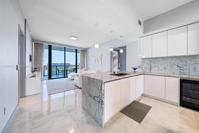 Building Photo - 5500 Island Estates Dr