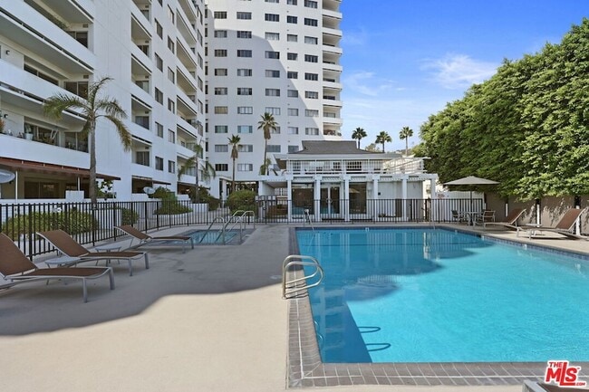 Building Photo - 7250 Franklin Ave