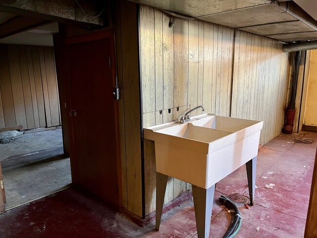 Building Photo - 911 N Center St