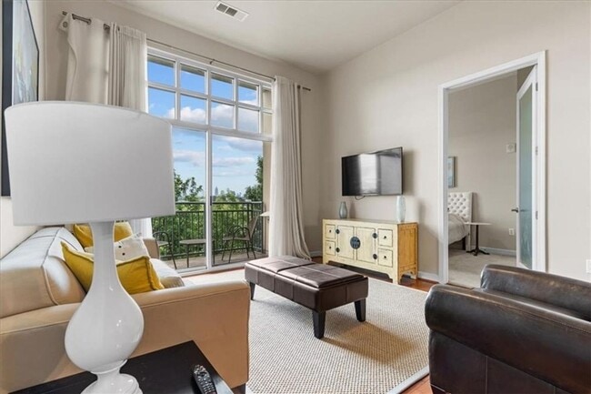Building Photo - Charming 2BR Condo in Atlanta