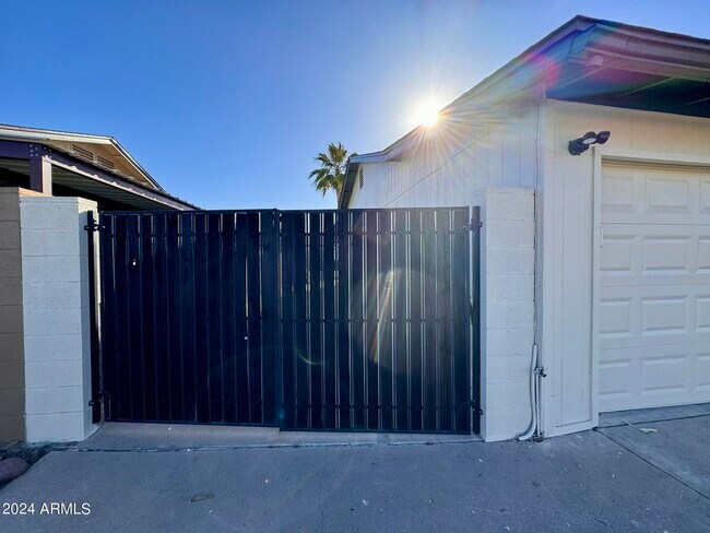 Building Photo - 10628 S 44th Pl