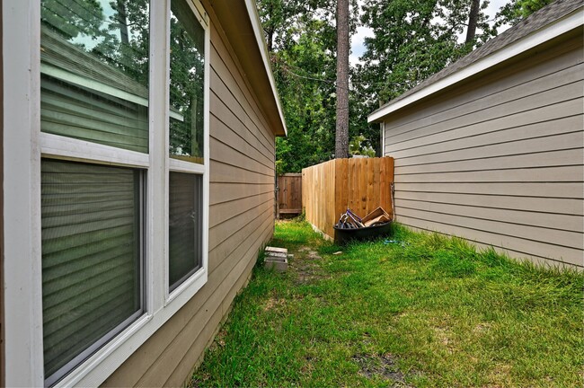 Building Photo - 11550 Persimmon St