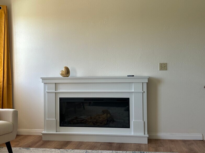 Building Photo - 535 N Yucca Ridge Rd