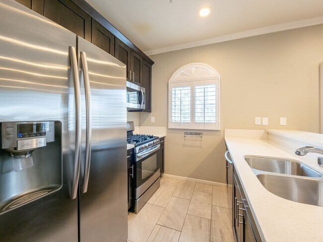 Building Photo - Luxury Living in Toluca Lake!