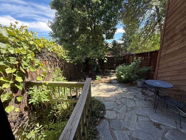 Building Photo - 3 Bedrooms!! 3 Baths!!