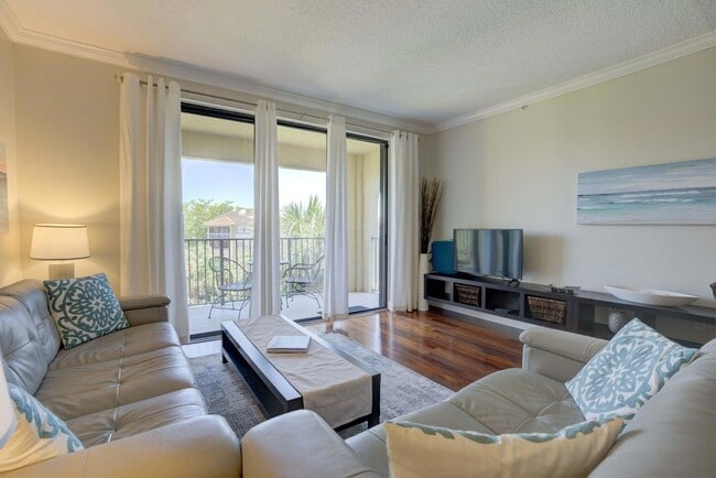 Building Photo - 500 Uno Lago Dr