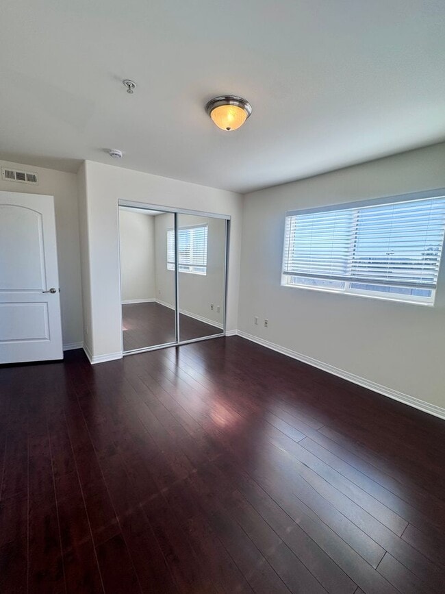 Building Photo - Spacious 3 bedroom condo in Van Nuys
