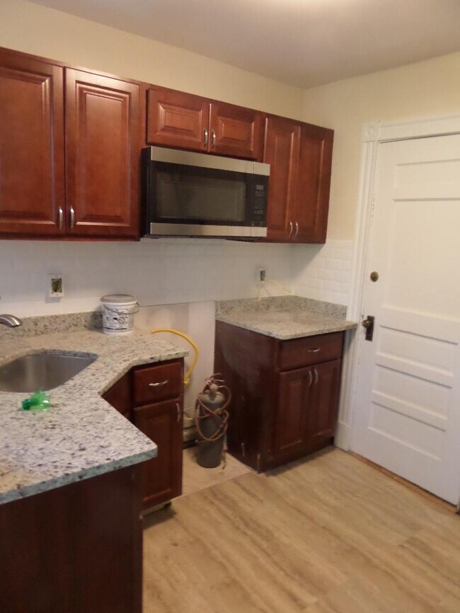 Building Photo - 8 Craigie Cir