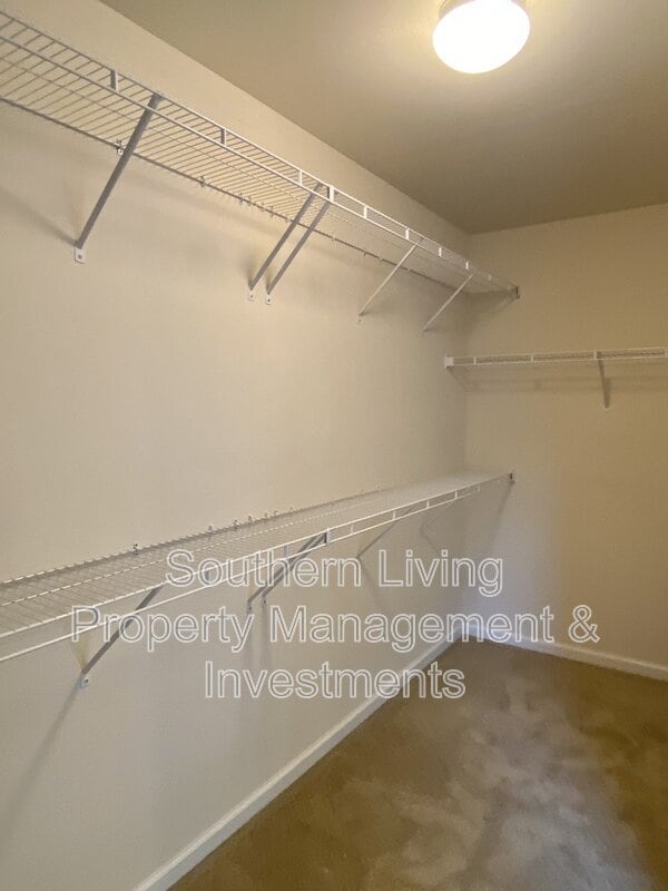 Building Photo - 2601 Silverthorn Dr