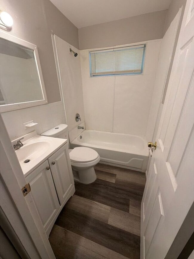 Building Photo - Cozy 3-bedroom, 1-bath