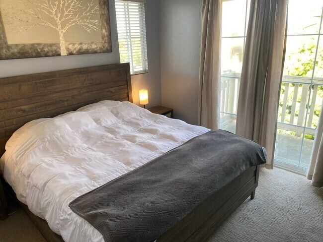Building Photo - 3 BD/ 2.5 BA SHORT-TERM FURNISHED TOWNHOME...