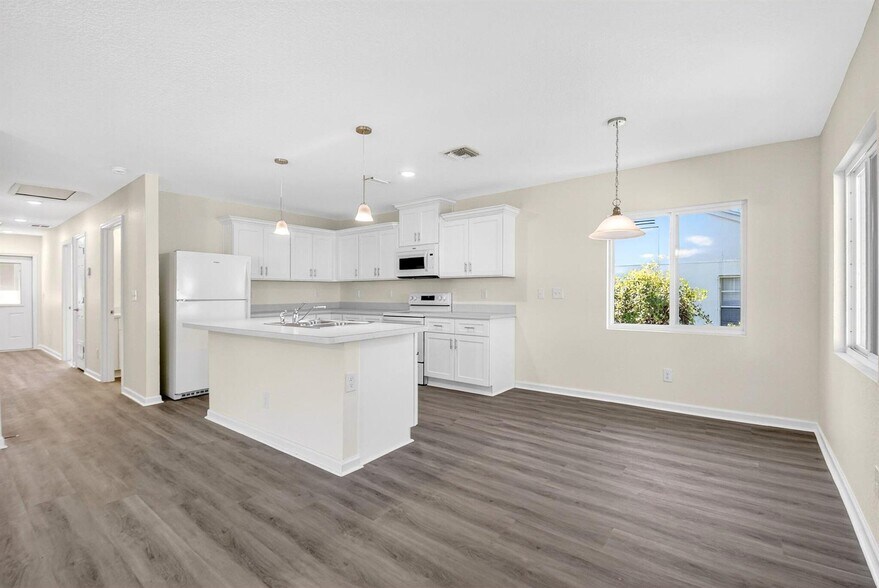 Building Photo - 857 W 3rd St