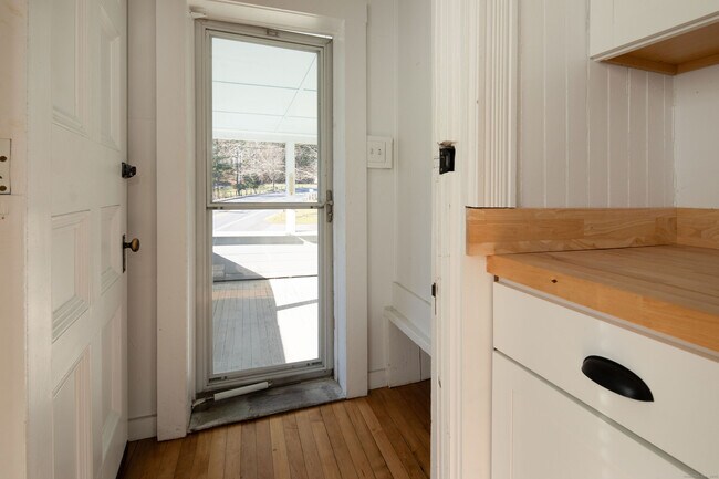 Building Photo - 362 Lime Rock Rd