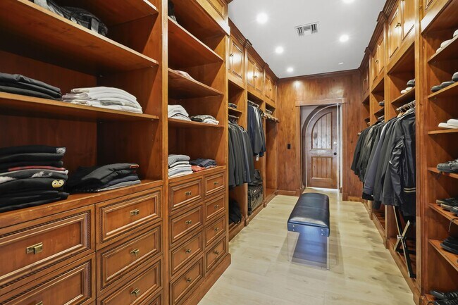 Building Photo - 23255 Mariposa De Oro St