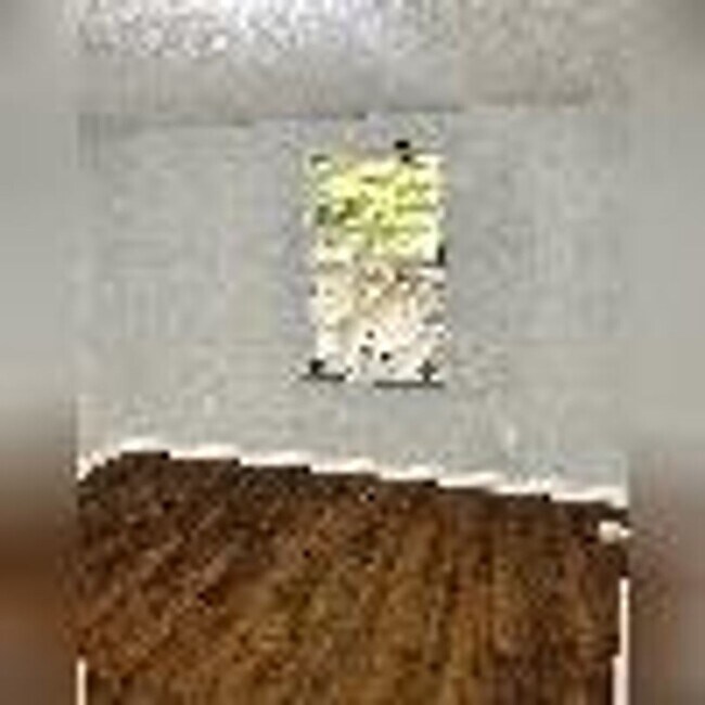 Building Photo - Recetly updated and convenient to downtown!