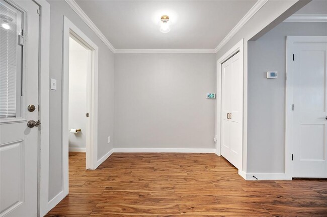 Building Photo - 810 Banister Ln