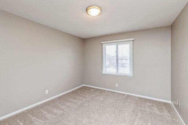 Building Photo - UPDATED CONDO!! 2 Bedroom, 1 Bathroom Condo In Ankeny