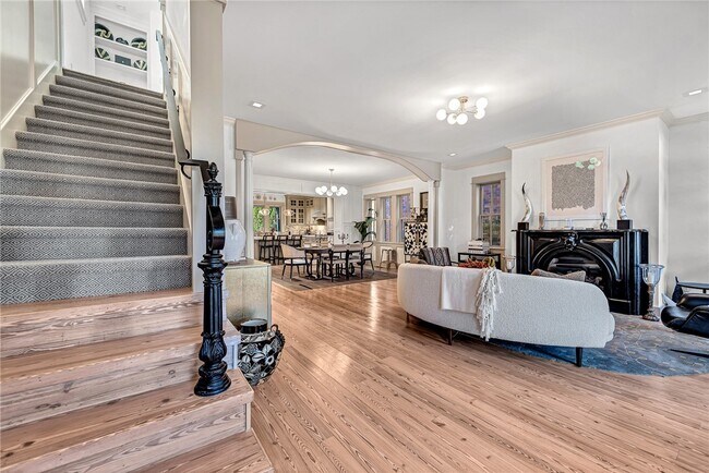 Building Photo - 242 SW D St