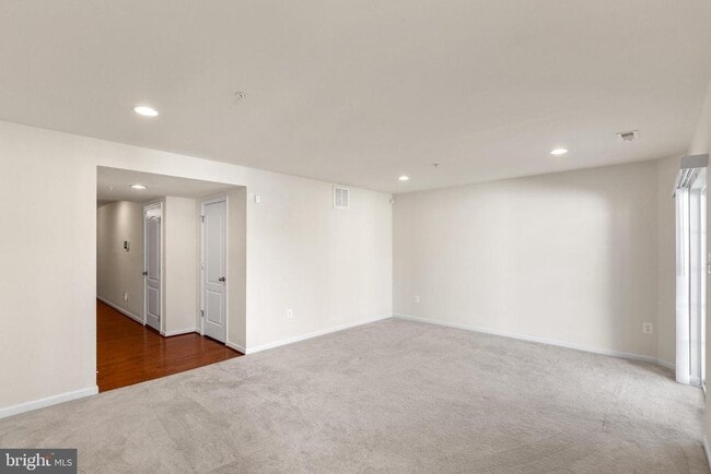 Building Photo - 5345 Tweeddale Pl