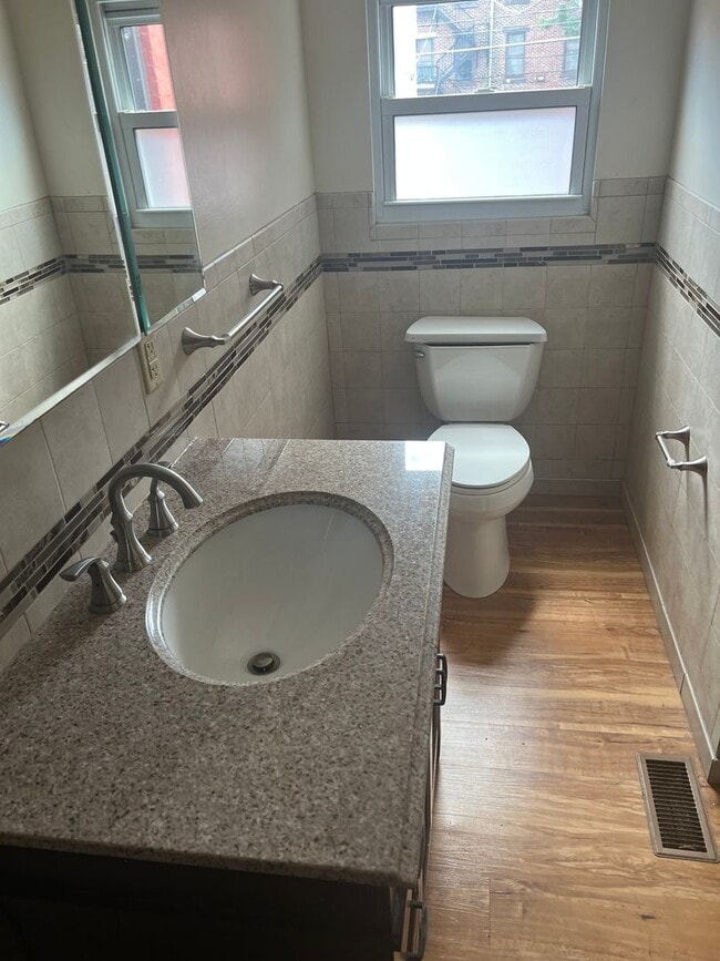 Building Photo - 2206 Sarah St