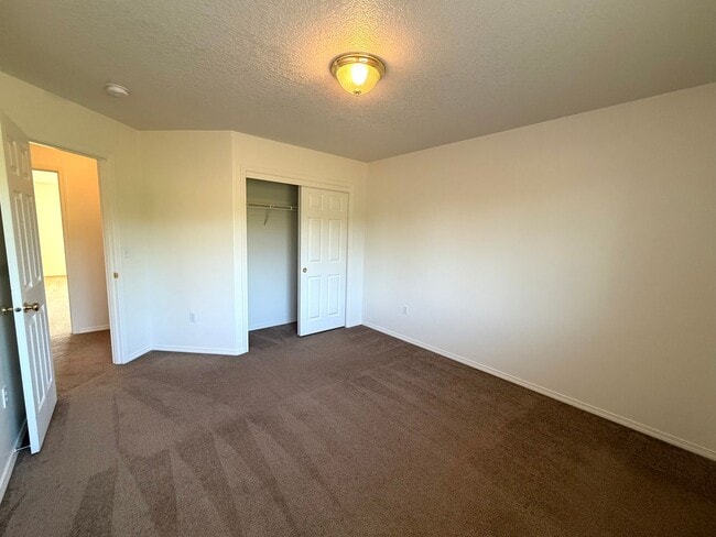 Building Photo - MOVE IN SPECIAL!!! Spacious 4-Bedroom Rent...