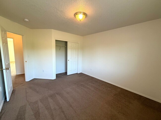 Building Photo - Spacious 4-Bedroom Rental Home in Prime Pa...