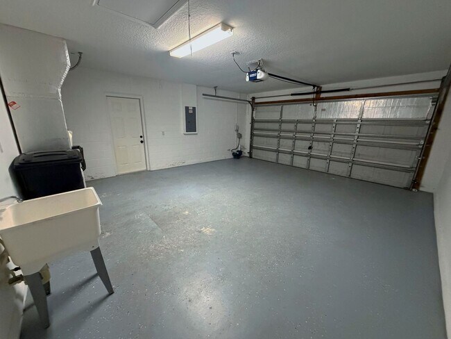 Building Photo - Immaculate 3-bedroom, 2-bathroom home situated on a spacious lot.