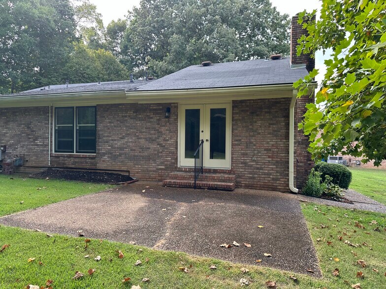 Nice patio in back - 275 Woodcastle Dr