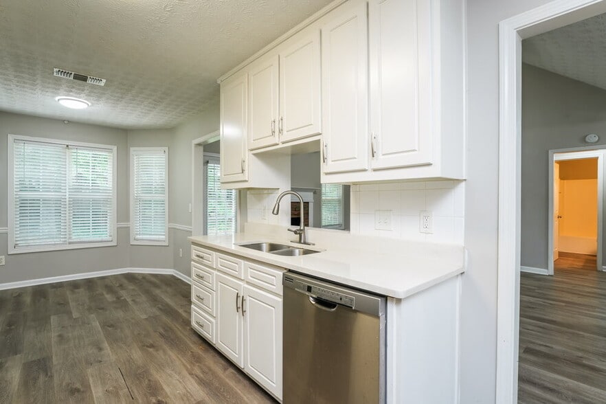 Building Photo - 663 Stonecrest Dr