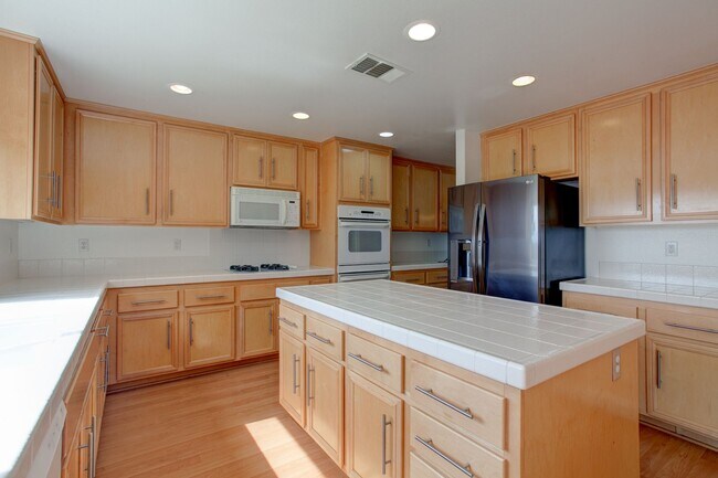 Building Photo - Beautiful 5 Bedroom Home (1 Downstairs) with VIEWS