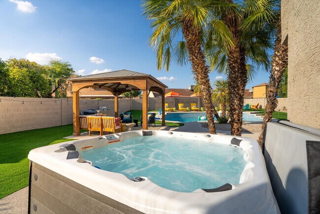 Building Photo - 7804 W Pershing Ave