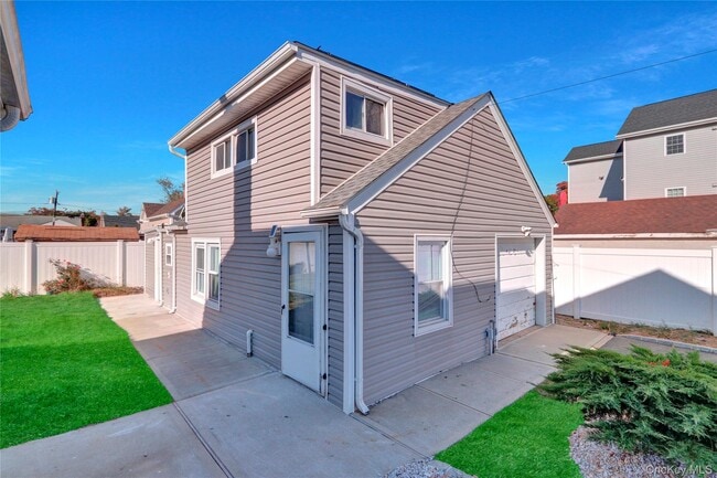 Primary Photo - 70 Orchard Pl