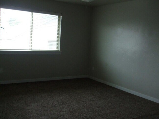 Building Photo - Beautiful  4 bed, 2.5 bath 2 car with extra deep bay and an additional office