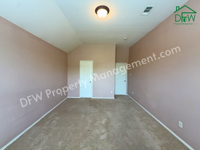 Building Photo - Elegant and Spacious 5-Bedroom Home for Lease in Fort Worth