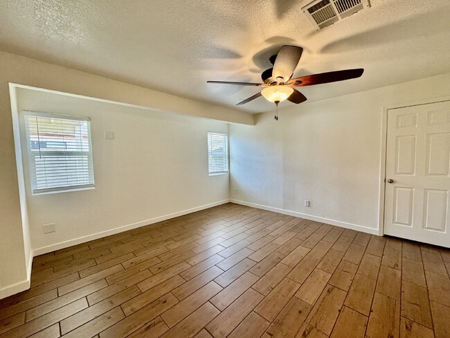 Building Photo - Midvale beauty 3 bed 2 bath