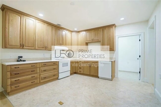 Building Photo - 2262 Meadowvale Dr NE