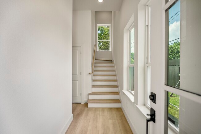 Building Photo - 1226 E 23rd St