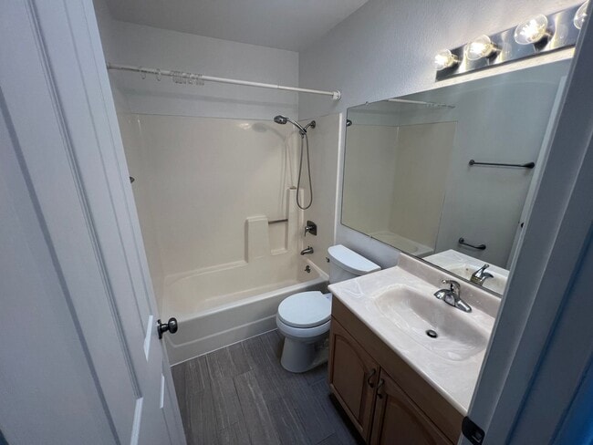 Building Photo - Beautiful upgraded 3 bed 2.5 bath Townhous...