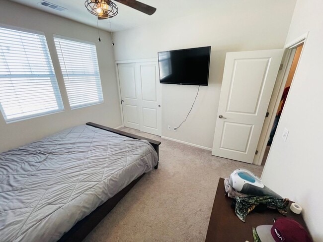 Building Photo - Beautiful Townhome!