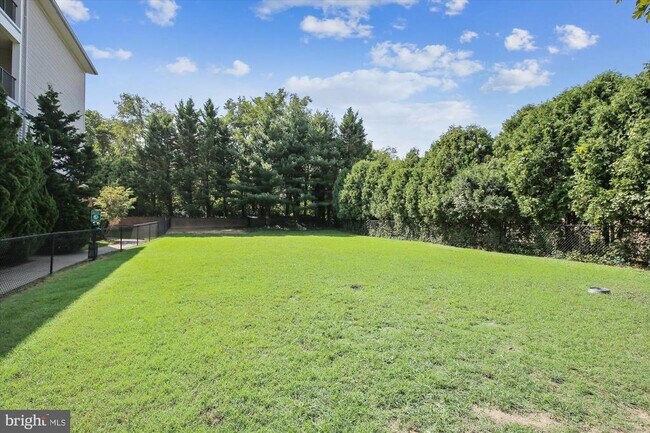 Building Photo - 4860 Eisenhower Ave