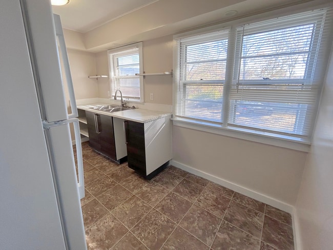 Building Photo - 4 Bed 2 Bath House on East Campus