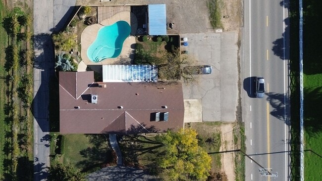 Building Photo - 827 N Armstrong Ave