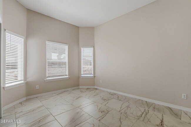 Building Photo - 941 Aqueduct Ave