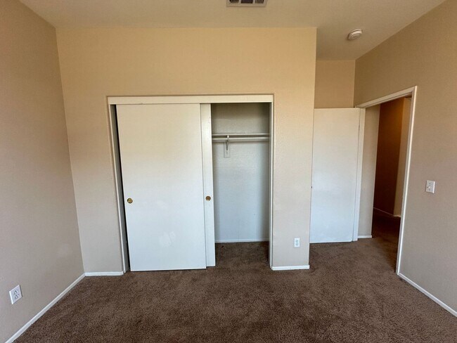Building Photo - 4 BEDROOM HOME + OFFICE IN VICTORVILLE