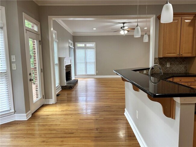 Building Photo - 889 Lenox Ct NE