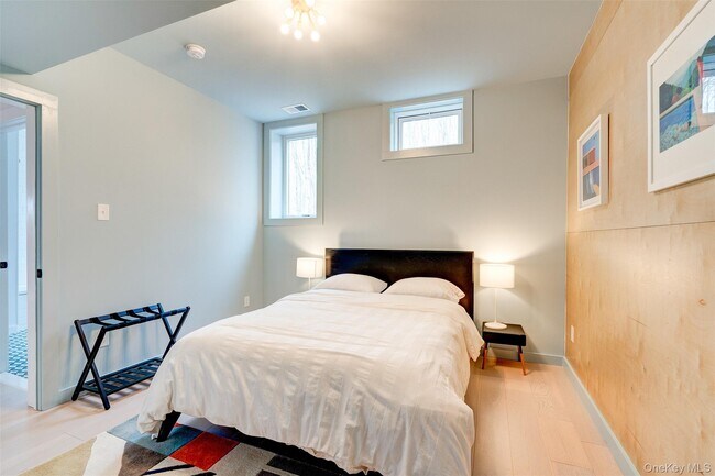 Building Photo - 90 Meadow Ln