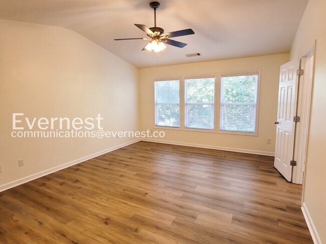 Building Photo - 3 Bed/2.5 Bath Townhome with Modern Amenities