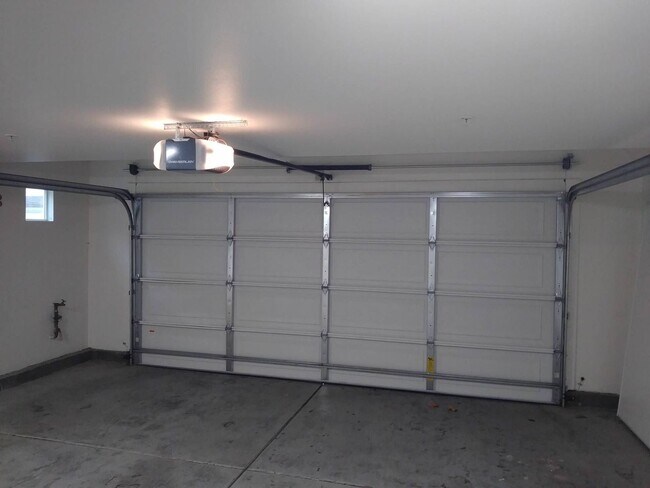 Building Photo - Spacious 3 Bedroom Moreno Valley Townhouse in Gated  Community!